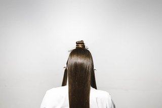 Hästsvans med omknuten hårslinga Tutorial 2 Kerastase