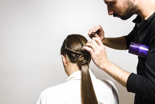 Hästsvans med omknuten hårslinga Tutorial 8 Kerastase