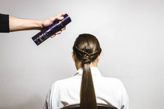 Hästsvans med omknuten hårslinga Tutorial 9 Kerastase