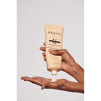 Fondant hydratation essentielle curl manifesto Kérastase hand 02